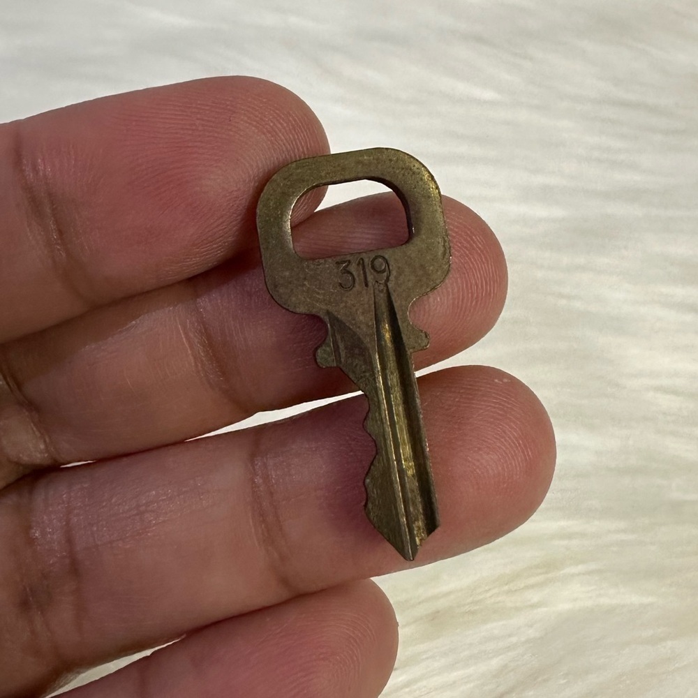 LOUIS VUITTON key 319